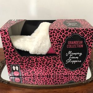 ✔️NWOT Memory Foam Slippers 🌷